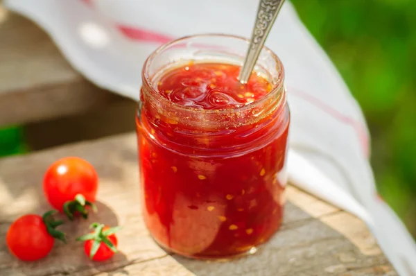 Tomaat en chili jam in een duidelijke pot — Stockfoto