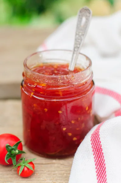 在一个清晰的罐子里的番茄和辣椒果酱 — 图库照片