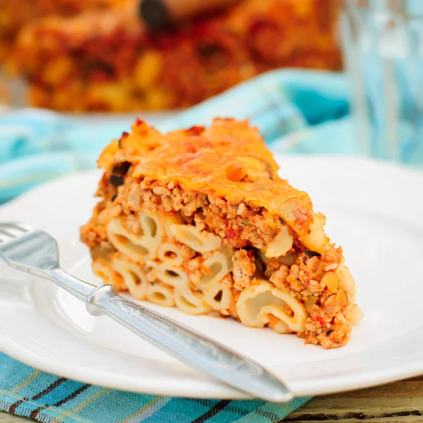 Un pedazo de pasta boloñesa hornear —  Fotos de Stock