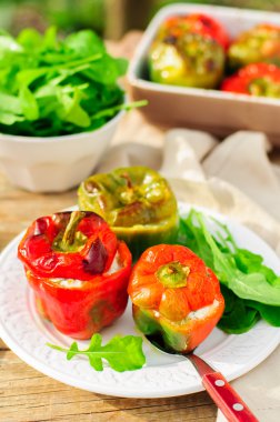 capsicums peynir ve otlar ile doldurulmuş