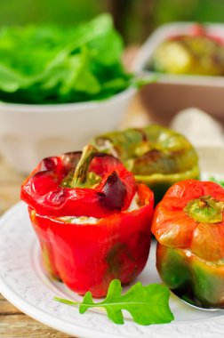 capsicums peynir ve otlar ile doldurulmuş