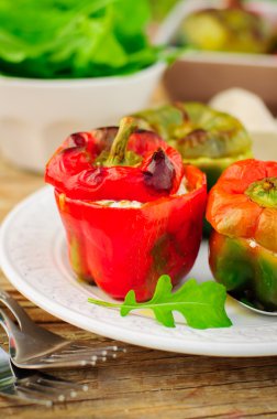 capsicums peynir ve otlar ile doldurulmuş