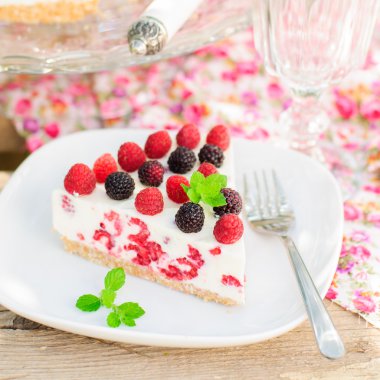 bir parça no bake ahududu cheesecake아무도 구워 라즈베리 치즈 케이크의 조각