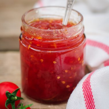 açık bir kavanoz domates ve biber reçeli