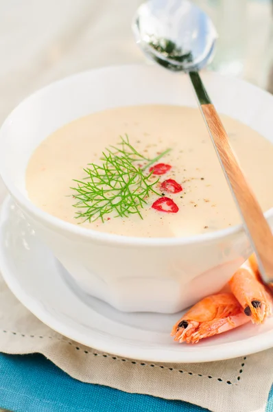 Sopa de creme de camarão de queijo em uma tigela branca — Fotografia de Stock