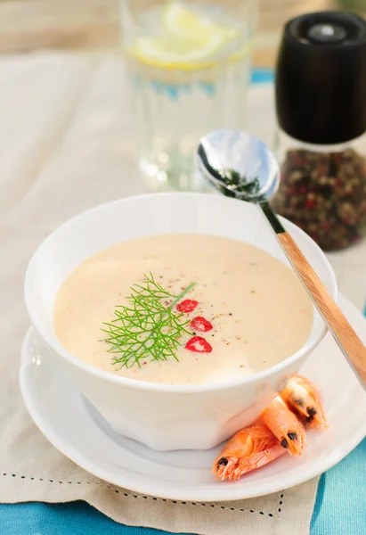 Sopa de creme de camarão de queijo em uma tigela branca — Fotografia de Stock