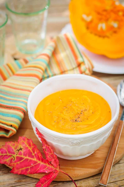 Sopa de creme de abóbora em uma tigela branca — Fotografia de Stock