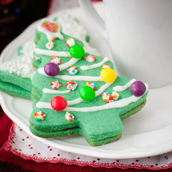 Julgran cookies på en vit platta med en kopp kaffe — Stockfoto