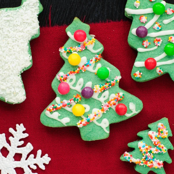Bolinhos de árvore de Natal decorados — Fotografia de Stock