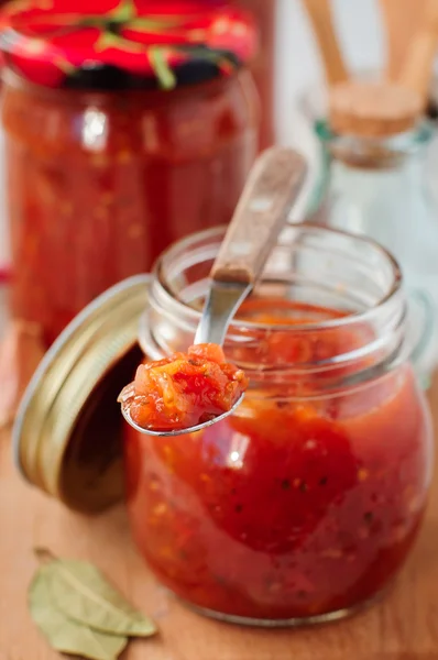 Rajčatová omáčka, konzervované pokrm zachová — Stock fotografie