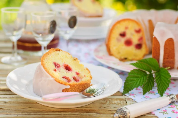 Een schijfje citroen en komijn zaad bundt cake met frambozen — Stockfoto