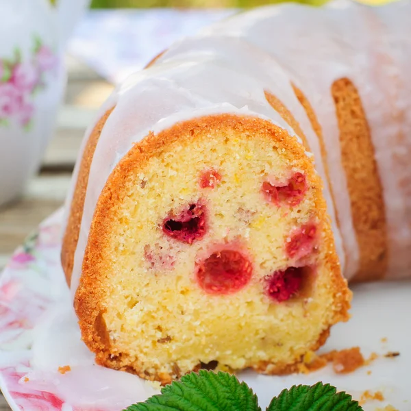 Lemon and Caraway Seed Bundt Cake with Raspberries — Stock Photo, Image