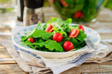 Roket (roka) ve kiraz domates salatası