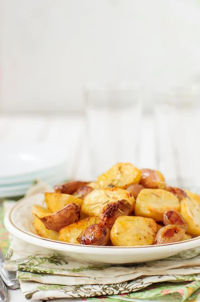 Batata assada balsâmica com alho descascado, Eschalot e Rosemar — Fotografia de Stock