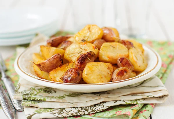 Balsamic Roast Potato with Unpeeled Garlic, Eschalot and Rosemar — Stock Photo, Image