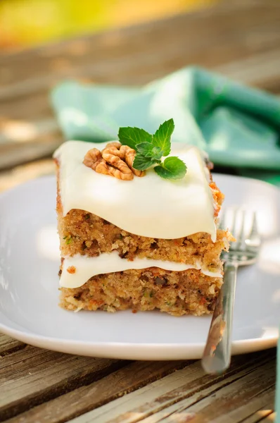 Een stuk van vochtige courgette en walnoten cake met roomkaas fros — Stockfoto