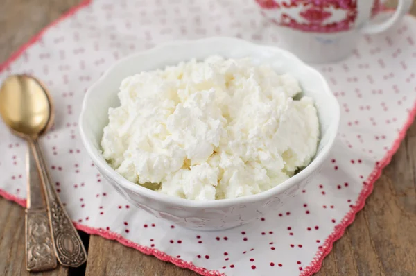 Queijo Cottage (Quark, Cream Cheese, Curd) em uma tigela branca — Fotografia de Stock