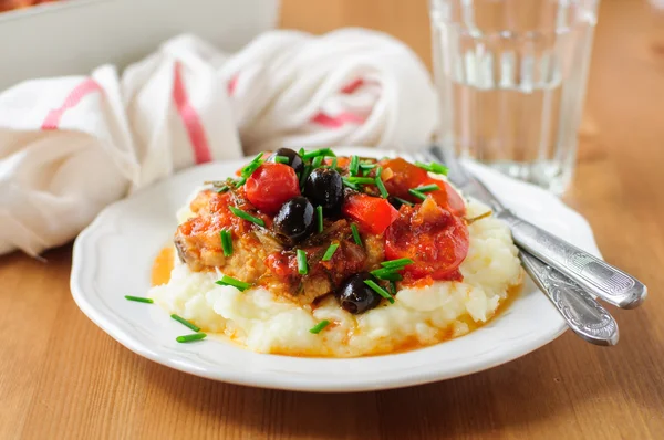 Pečená kuřecí stehna s Cherry rajčata, papriky, černé olivy — Stock fotografie