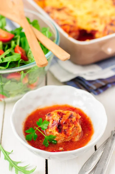 Klopsiki wieprzowe pieczone z sosem pomidorowym i serem — Zdjęcie stockowe