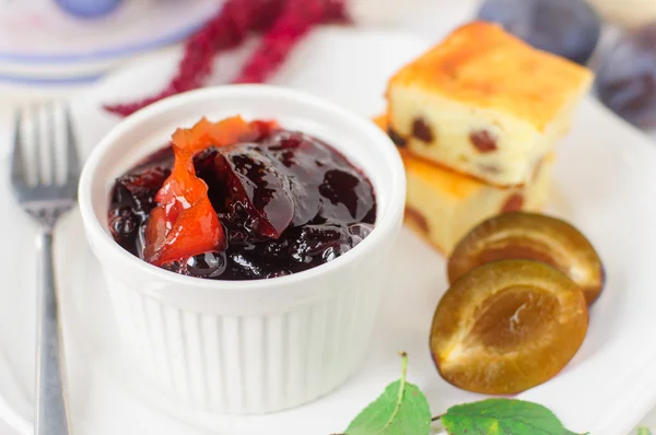Petit déjeuner : Cheesecake, Prunes et confiture d'orange — Photo