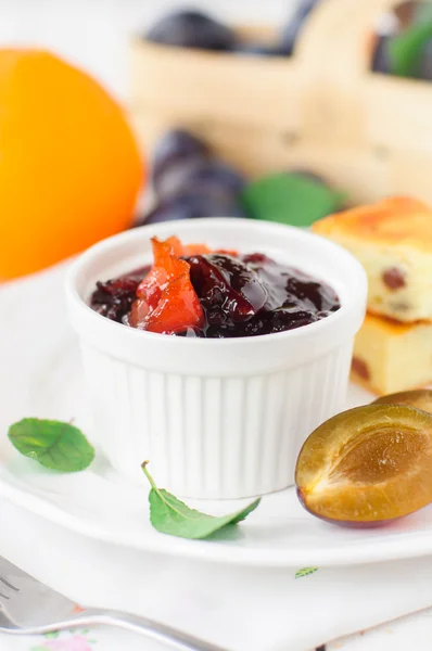 Un bol (ramequin) de confiture de prunes et de zeste d'orange — Photo