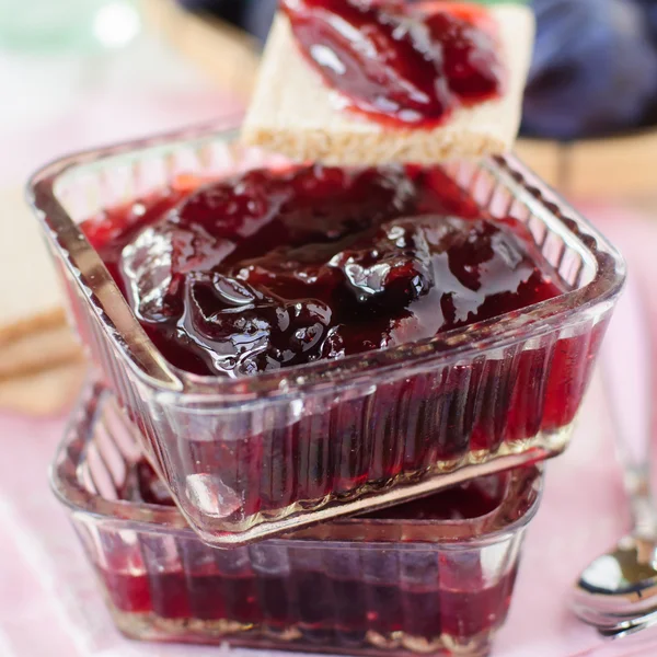 Confiture de prunes dans des bols carrés en verre clair — Photo