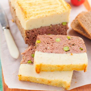 Etli börek peynirli patates püresi ile tepesinde