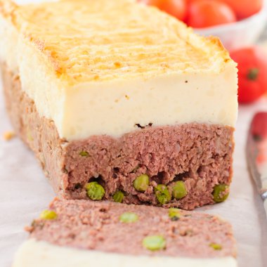 Etli börek peynirli patates püresi ile tepesinde