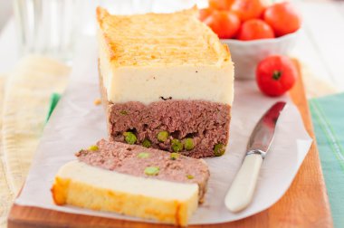 Etli börek peynirli patates püresi ile tepesinde