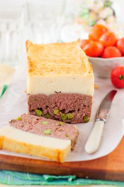 Etli börek peynirli patates püresi ile tepesinde