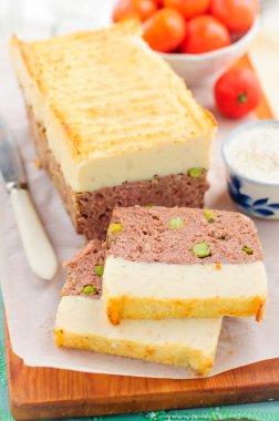 Etli börek peynirli patates püresi ile tepesinde