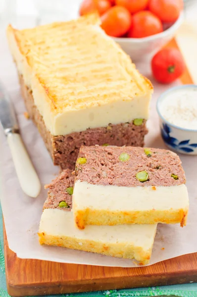 Etli börek peynirli patates püresi ile tepesinde — Stok fotoğraf