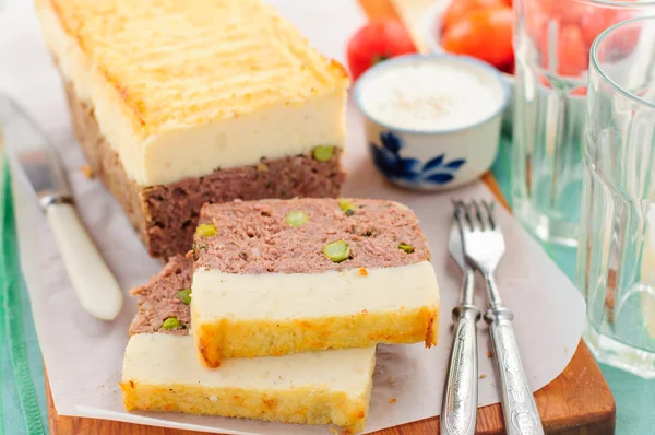 Etli börek peynirli patates püresi ile tepesinde
