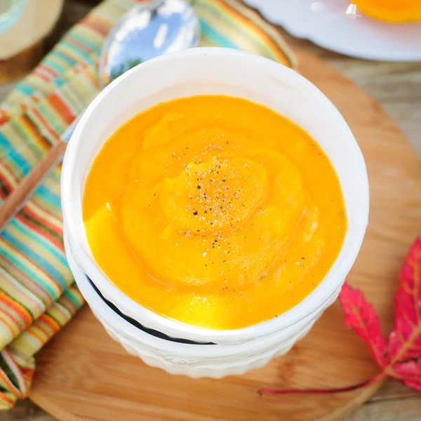 Sopa de creme de abóbora em uma tigela branca — Fotografia de Stock