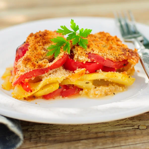 Una rebanada de tomate, pimiento rojo, calabacín y queso Feta Gratin —  Fotos de Stock