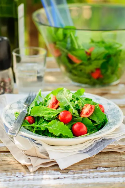 Raket (rucola) och körsbär tomatsallad — Stockfoto