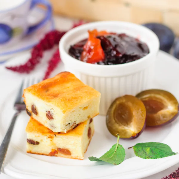 Café da manhã: Cheesecake, ameixas amd Amum e laranja Jam — Fotografia de Stock