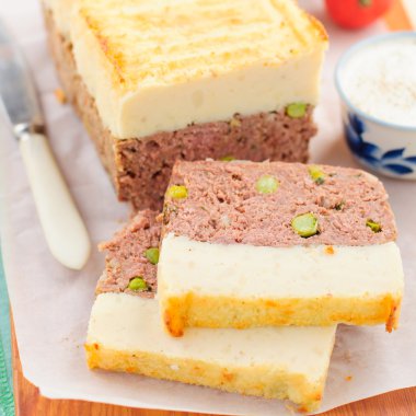 Etli börek peynirli patates püresi ile tepesinde
