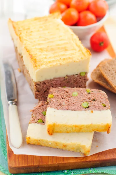 Etli börek peynirli patates püresi ile tepesinde