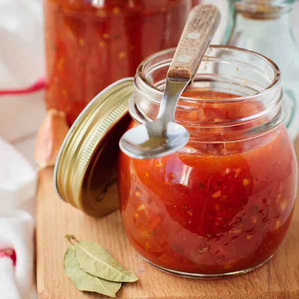 Molho de tomate, conservas de marinara enlatado — Fotografia de Stock