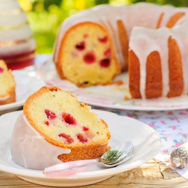 A Slice of Lemon and Caraway Seed Bundt Cake with Raspberries — Stock Photo, Image