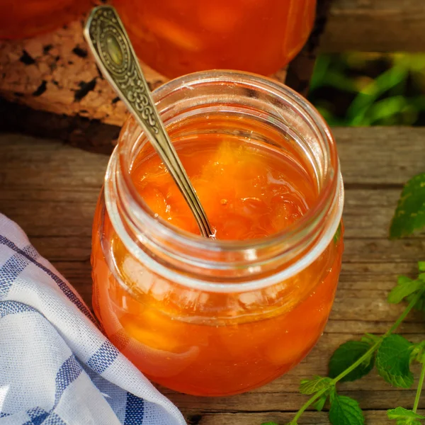 Perzik jam in een glazen pot — Stockfoto