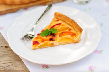 Bir parça şeftali kremalı kek