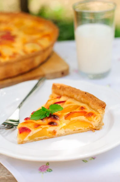 Une tranche de tarte à la crème aux pêches — Photo