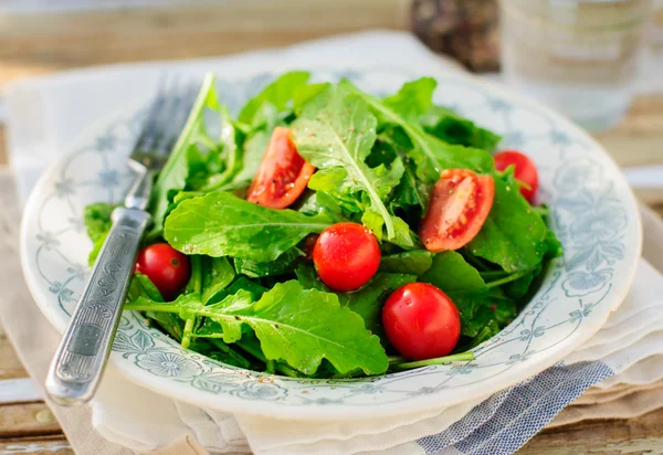 Raket (rucola) och körsbär tomatsallad — Stockfoto