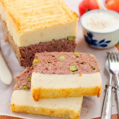 Etli börek peynirli patates püresi ile tepesinde