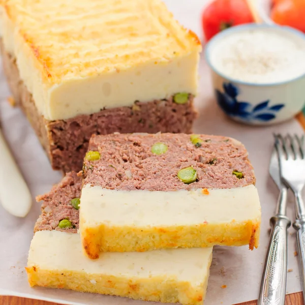 Pan de carne cubierto con puré de papas con queso —  Fotos de Stock