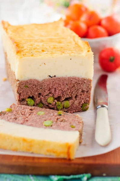 Etli börek peynirli patates püresi ile tepesinde