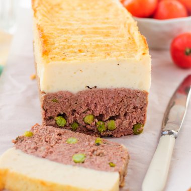 Etli börek peynirli patates püresi ile tepesinde