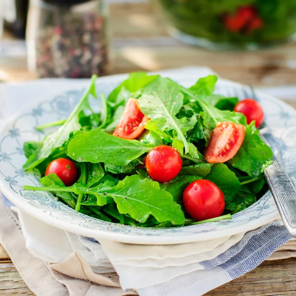 Roket (roka) ve kiraz domates salatası — Stok fotoğraf